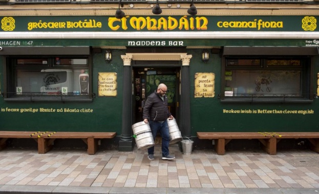 От полунощ Ирландия въвежда строги ограничения за 6 седмици за