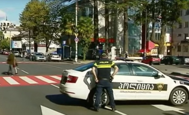 Неидентифицирани нападатели взеха около 20 души за заложници в банка