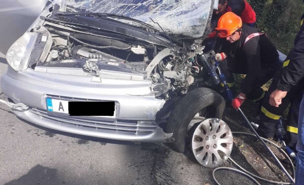 Трима души пострадаха при челен сблъсък между два леки автомобила