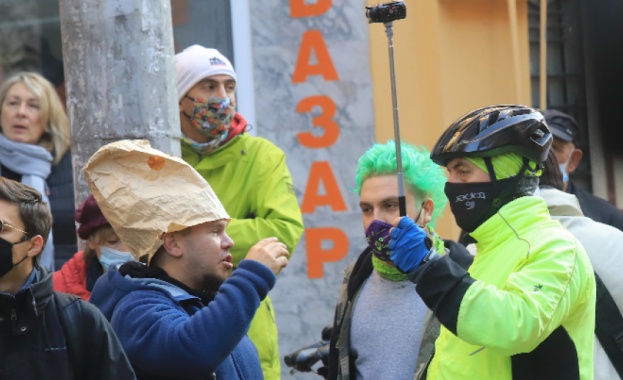 С протест под прозорците си и викове Оставка Висшият съдебен