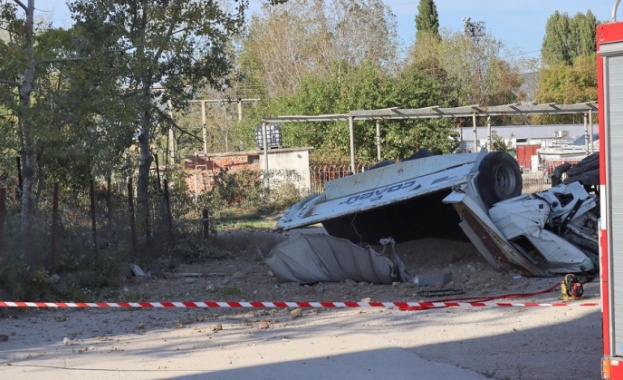 Камион скъса мантинелата и полетя от Аспаруховия мост, шофьорът загина