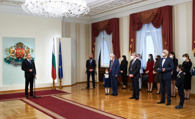 Президентът удостои с висши държавни отличия изявени българи в областта на медицината   