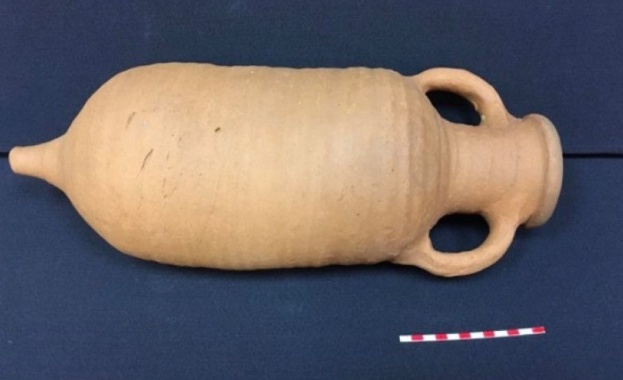 Изцяло съхранена амфора за вино от 5 век беше открита