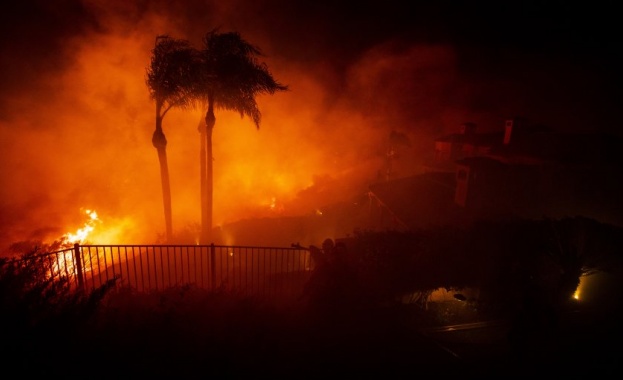 Горски пожари разпалвани от пустинни ветрове продължават да бушуват в