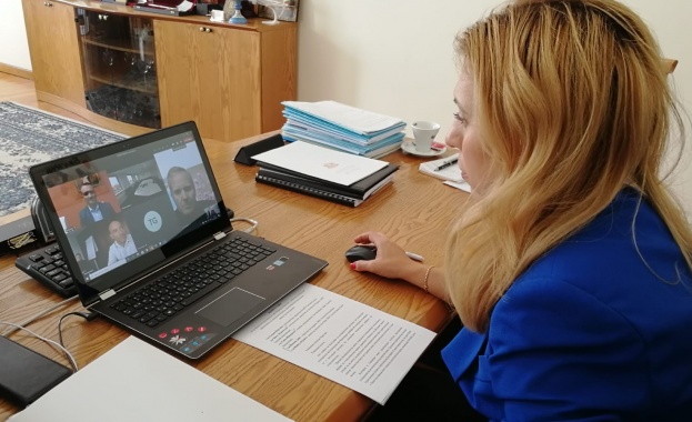 Марияна Николова проведе видеоконферентна връзка с ръководители на "ДЕР туристик"