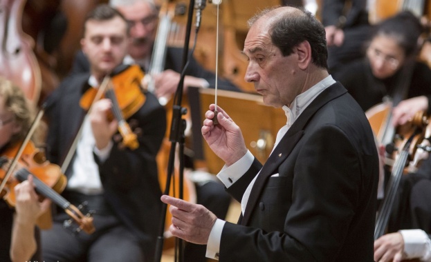 Диригент на концерта е маестро Емил Табаков Един от най уважаваните