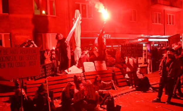 Антиправителствени протести предизвикани от затягането на строгото законодателство за абортите