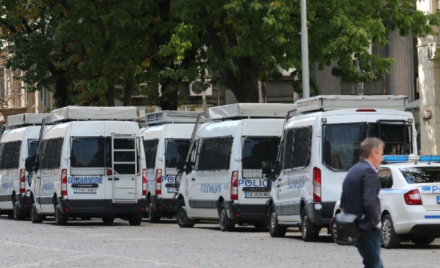 Микробуси на пожарната и жандармерията ще бъдат използвани за транспорт