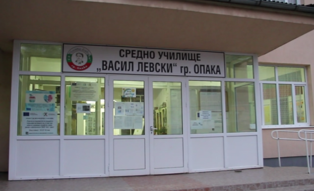 Двама учители от училището в град Опака починаха само за