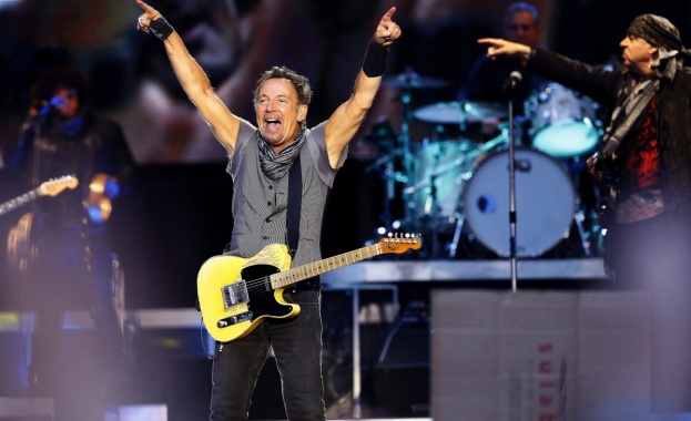 Брус Спрингстийн стана първият изпълнител с албуми в топ 5
