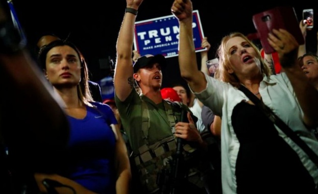 Демонстранти са се събрали в град Финикс пред избирателния център