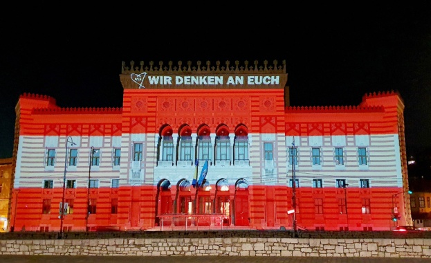 Местни забележителности в много градове се обагриха в цветовете на