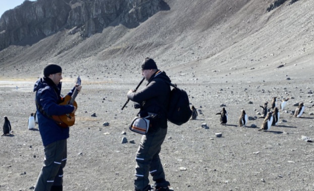 Филмът Танцът на пингвините с кадри от Антарктида и с