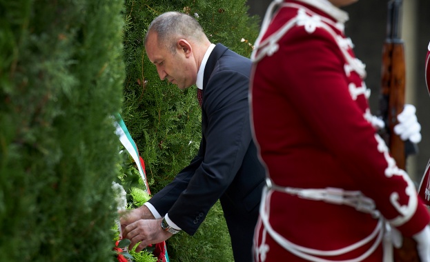 На Архангелова задушница държавният глава и върховен главнокомандващ Въоръжените сили