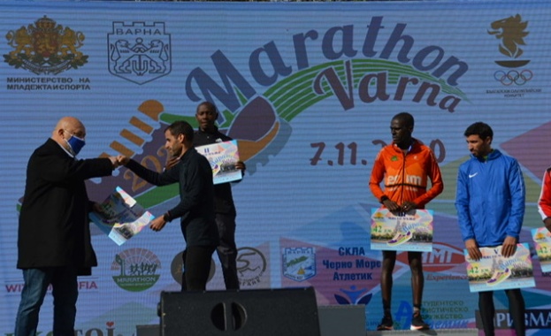 Министър Кралев награди победителите на маратона във Варна