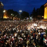 Огън и барикади около грузинския парламент - протестите не стихват