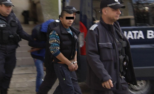 Две непълнолетни и едно малолетно момчета са задържани за извършване