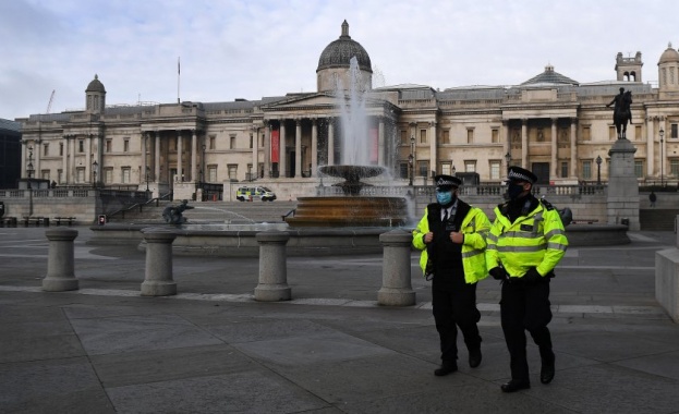 Автомобил се вряза в полицейско управление в Лондон 