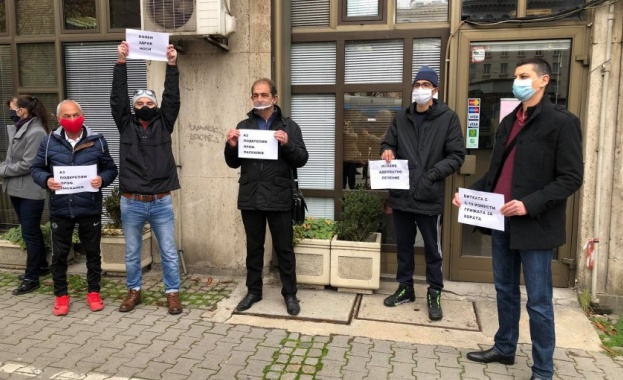 Пациенти с бъбречни трансплантации излязоха на протест пред здравното министерство 