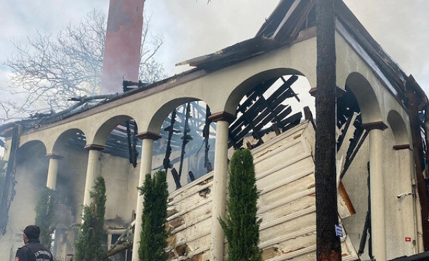 Голям пожар избухна в старата истанбулска джамия Ваникьой пише вестник
