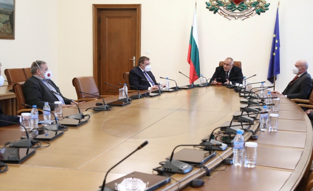 Продължава усилването на болниците и обезпечаването на страната с всички