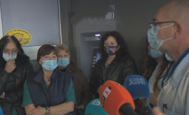 Медици от столичната онкологична болница излязоха на протест срещу разкриването