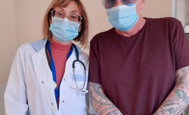 Двама известни певци пребориха коронавируса Той вече е само лош