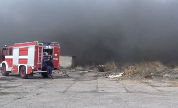 Голям пожар е възникнал в складово помещение в района на