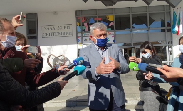 Кметът на Благоевград Румен Томов се обяви против 3-седмично затваряне