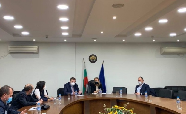 Здравният министър на спешна среща с шефовете на болници в Пловдив