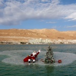 Дядо Коледа се излегна на плажа преди да впрегне елените