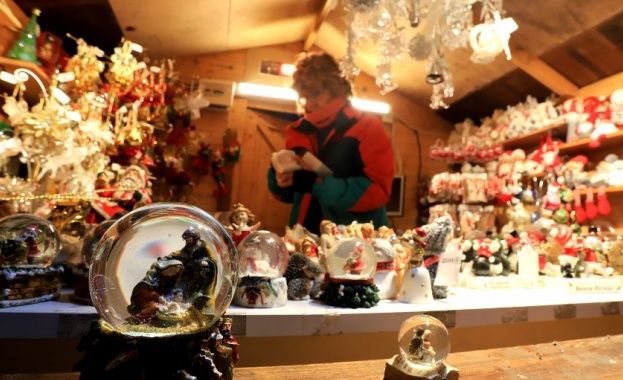 Пред Народния театър Немски коледен базар вече посреща посетители с