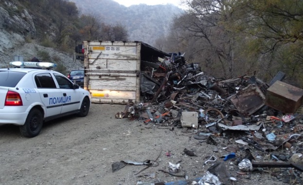 Обърнат ТИР затруднява движението в Кресненското дефиле Инцидентът е станал