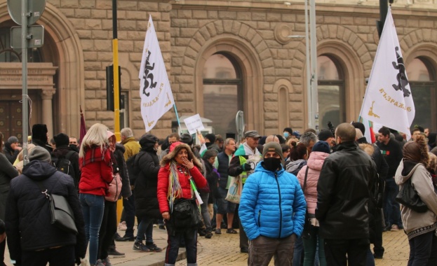 Протестиращи срещу обявените по рано строги противоепидемични мерки се опитват да
