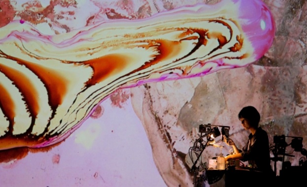 Първият видео стрийм е на 30 и ноември Постфактум е нова