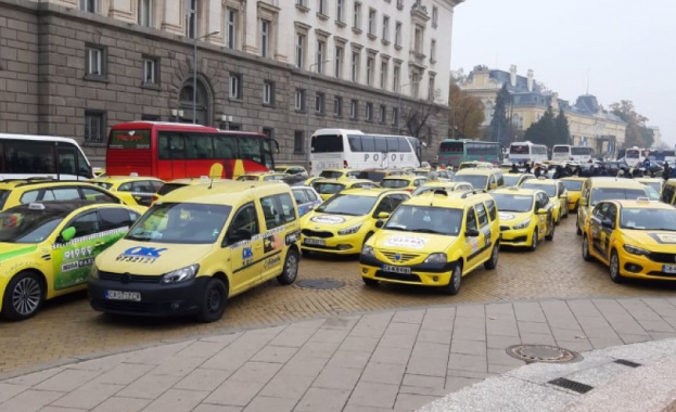 Таксиметрови шофьори на протест в София с искане за помощ за бизнеса си 