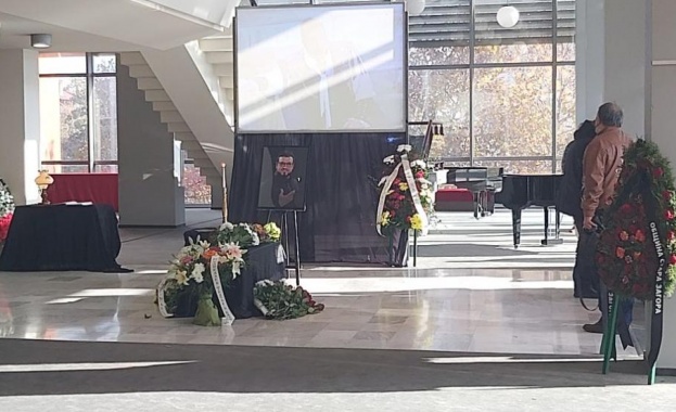 Стотици близки приятели и колеги си взимат днес последно Сбогом