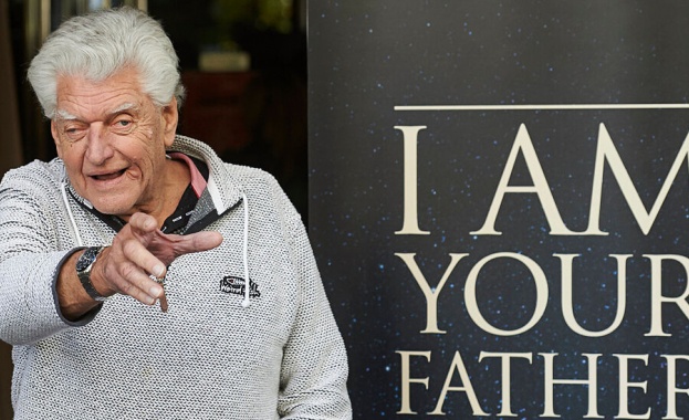 Британският актьор Дейв Проуз застанал зад заплашителната черна маска на