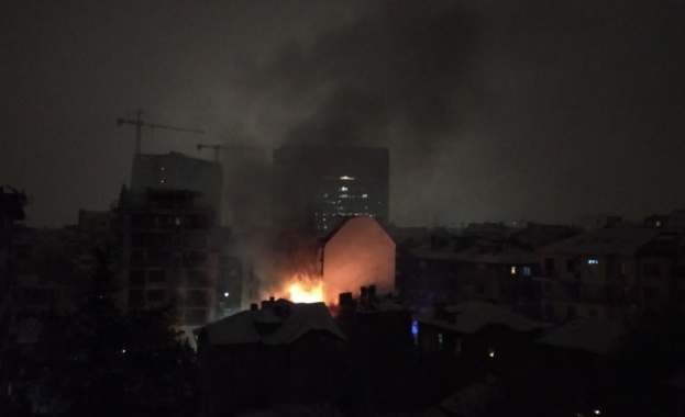 Къща горя тази нощ в центъра на София на улица