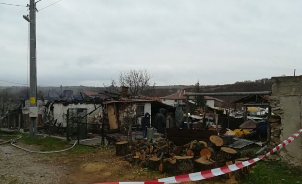 Семейство изгоря в къщата си в хасковското село Динево тази