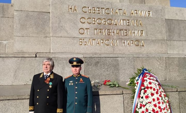 Посланикът на Руската Федерация положи венци и цветя