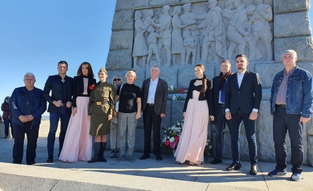 Поднесоха цветя на паметника на Альоша преди концерта на хор "Турецкий" в Пловдив