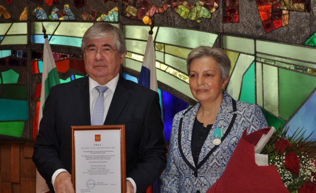 Посланикът Анатолий Макаров връчи държавната награда на Руската Федерация - медал "Пушкин" на Стоянка Почеканска