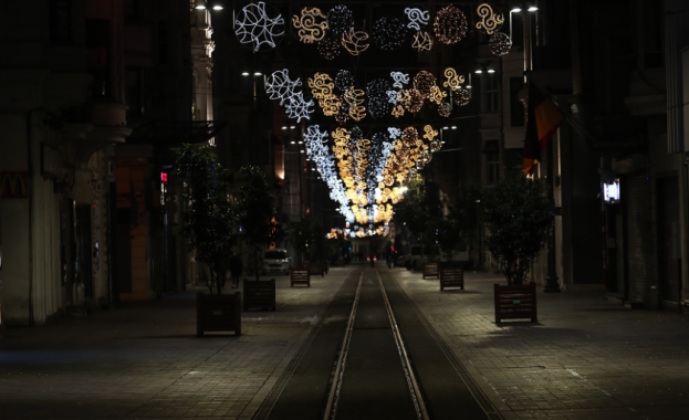 През делничните дни е в сила полицейски час гражданите