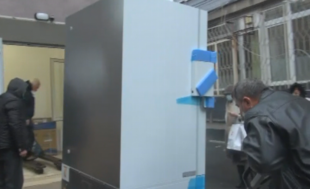 В Бургас пристигна първият извън столицата фризер за ваксини срещу