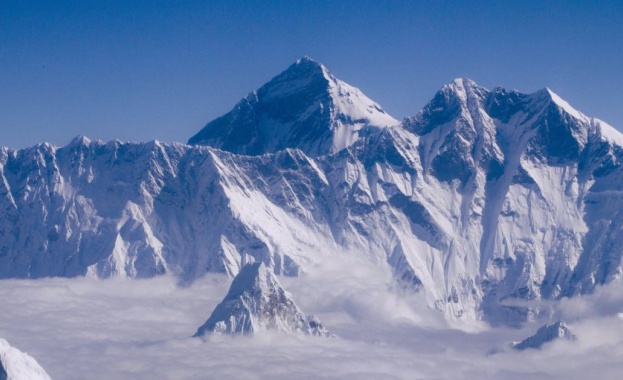 Ново измерване на Еверест добавя близо метър към височината му 