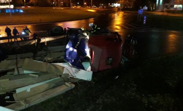 Тир се преобърна на възлов булевард в Бургас след гонка