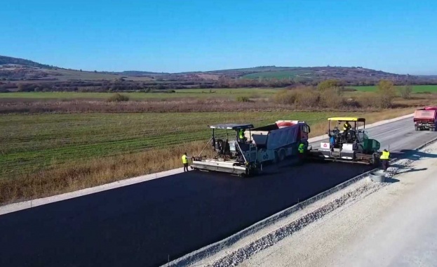 Започна полагането на първите асфалтови пластове по трасето на АМ