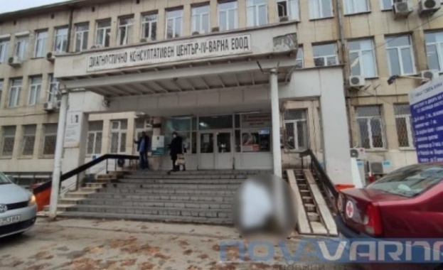 Снимка на починал мъж оставен на стол пред стълбите на