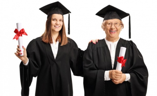 74 годишна американка завърши колеж 42 години след като за първи